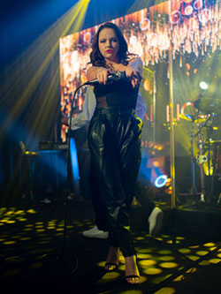 Roksana Wierzbicka na scenie z True Colors podczas eventu firmowego w klubie Drukarnia