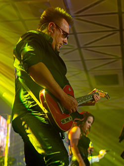 Waldemar Szoff, gitarzysta True Colors, na scenie