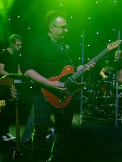 Waldemar Szoff z gitarą podczas występu True Colors